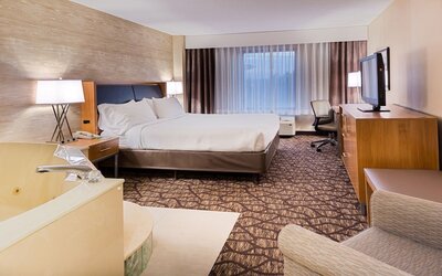 Holiday Inn Hotel & Suites Warren by IHG
