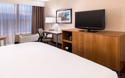 Holiday Inn Hotel & Suites Warren by IHG