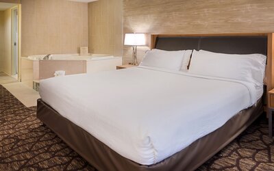 Holiday Inn Hotel & Suites Warren by IHG