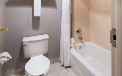 Holiday Inn Hotel & Suites Warren by IHG