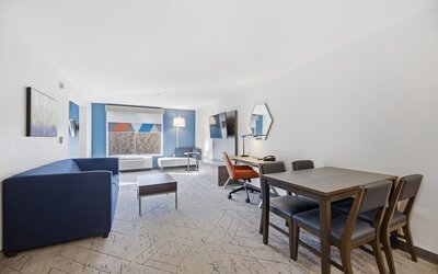 Holiday Inn Express And Suites Raleigh West Lenovo Center by IHG