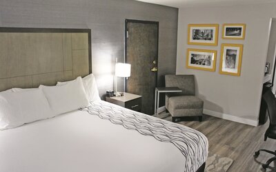 La Quinta Inn & Suites by Wyndham Raleigh Downtown North