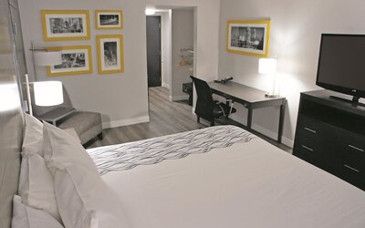 La Quinta Inn & Suites by Wyndham Raleigh Downtown North