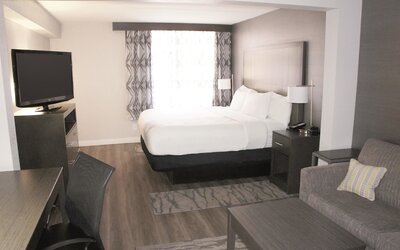 La Quinta Inn & Suites by Wyndham Raleigh Downtown North
