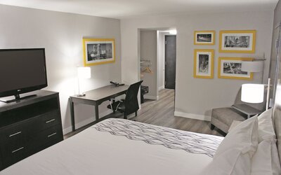 La Quinta Inn & Suites by Wyndham Raleigh Downtown North