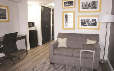 La Quinta Inn & Suites by Wyndham Raleigh Downtown North