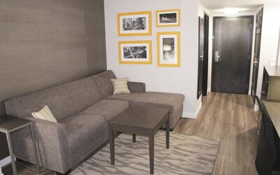 La Quinta Inn & Suites by Wyndham Raleigh Downtown North