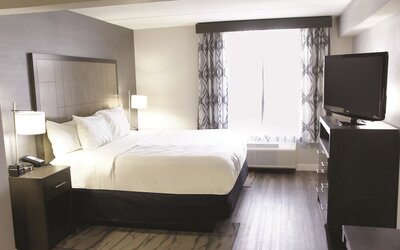La Quinta Inn & Suites by Wyndham Raleigh Downtown North