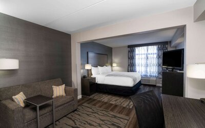 La Quinta Inn & Suites by Wyndham Raleigh Downtown North
