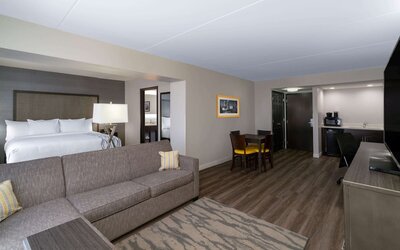 La Quinta Inn & Suites by Wyndham Raleigh Downtown North