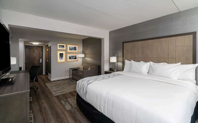 La Quinta Inn & Suites by Wyndham Raleigh Downtown North