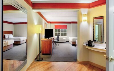 La Quinta Inn & Suites by Wyndham Raleigh/Durham Southpoint
