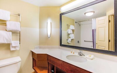 La Quinta Inn & Suites by Wyndham Raleigh/Durham Southpoint
