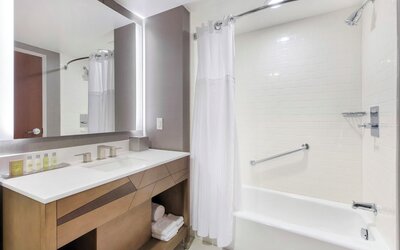 DoubleTree by Hilton Raleigh - Cary