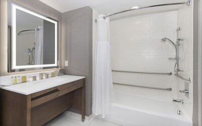 DoubleTree by Hilton Raleigh - Cary