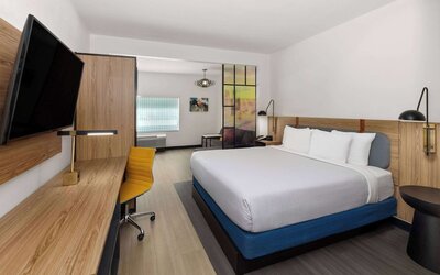 La Quinta Inn & Suites by Wyndham El Paso East Loop-375