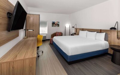 La Quinta Inn & Suites by Wyndham El Paso East Loop-375