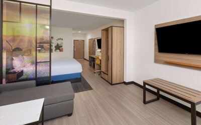 La Quinta Inn & Suites by Wyndham El Paso East Loop-375