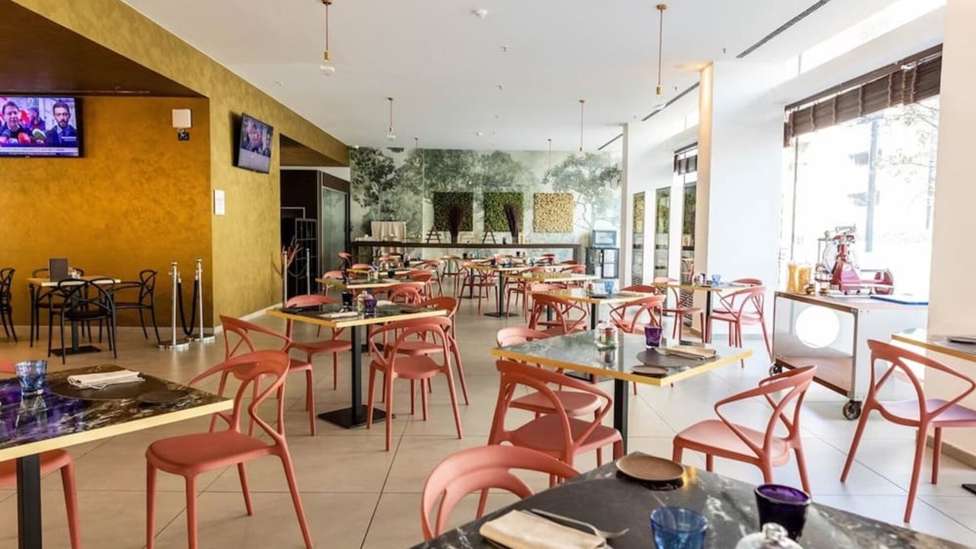 Dining and coworking space at DoubleTree By Hilton Milan.