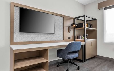 La Quinta Inn & Suites by Wyndham San Jose Airport-Downtown