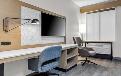 La Quinta Inn & Suites by Wyndham San Jose Airport-Downtown