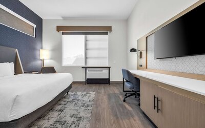 La Quinta Inn & Suites by Wyndham San Jose Airport-Downtown