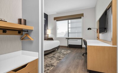 La Quinta Inn & Suites by Wyndham San Jose Airport-Downtown