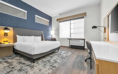 La Quinta Inn & Suites by Wyndham San Jose Airport-Downtown