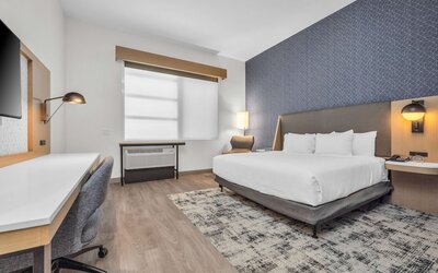 La Quinta Inn & Suites by Wyndham San Jose Airport-Downtown