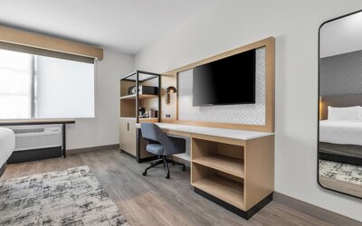 La Quinta Inn & Suites by Wyndham San Jose Airport-Downtown