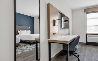 La Quinta Inn & Suites by Wyndham San Jose Airport-Downtown