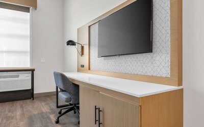 La Quinta Inn & Suites by Wyndham San Jose Airport-Downtown