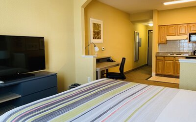 Country Inn & Suites by Radisson, San Jose International Airport, CA