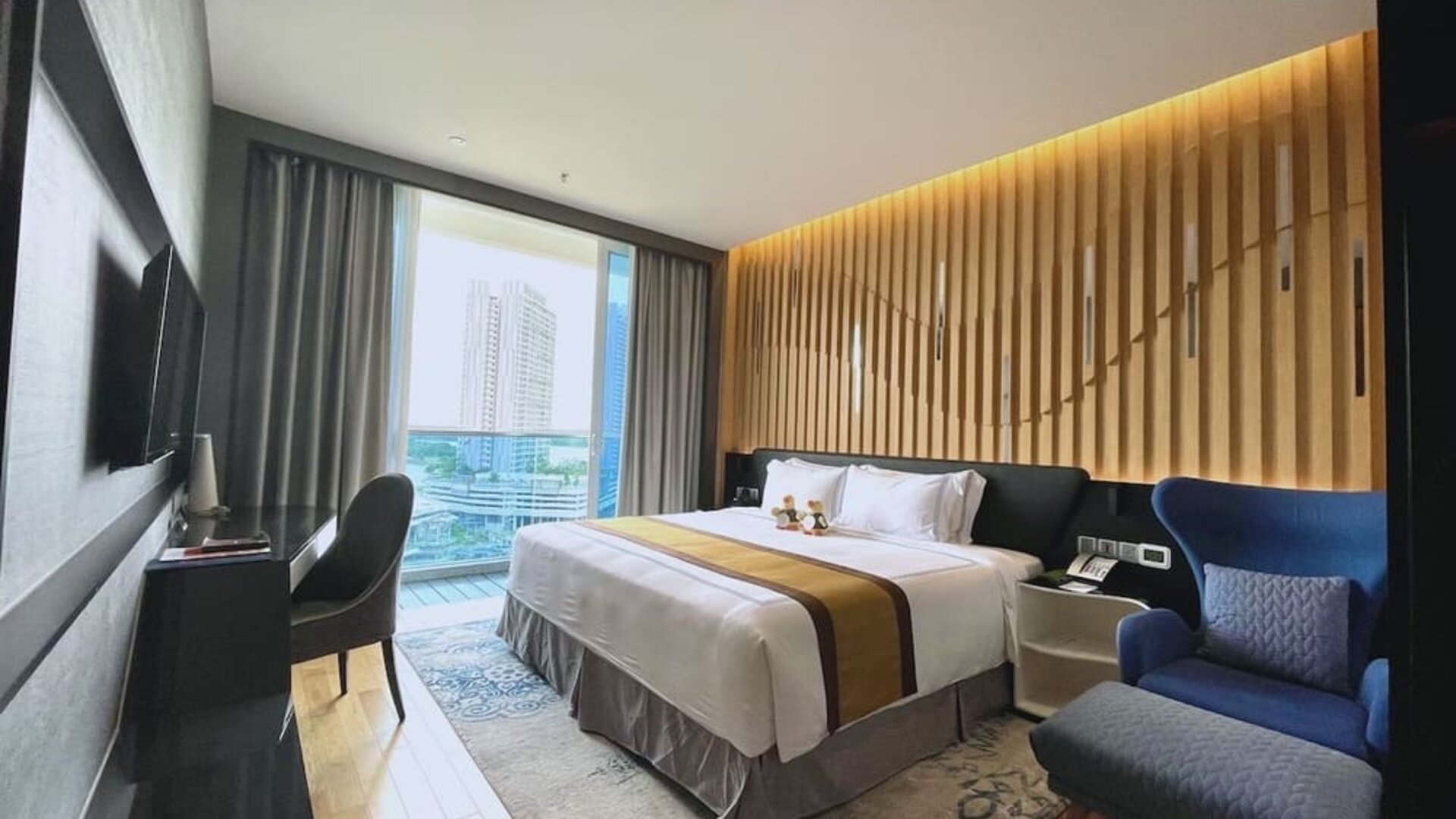 Spacious day use room with work space at Fraser Place Puteri Harbour.