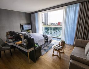 Comfortable king room with work desk at Fraser Place Puteri Harbour.