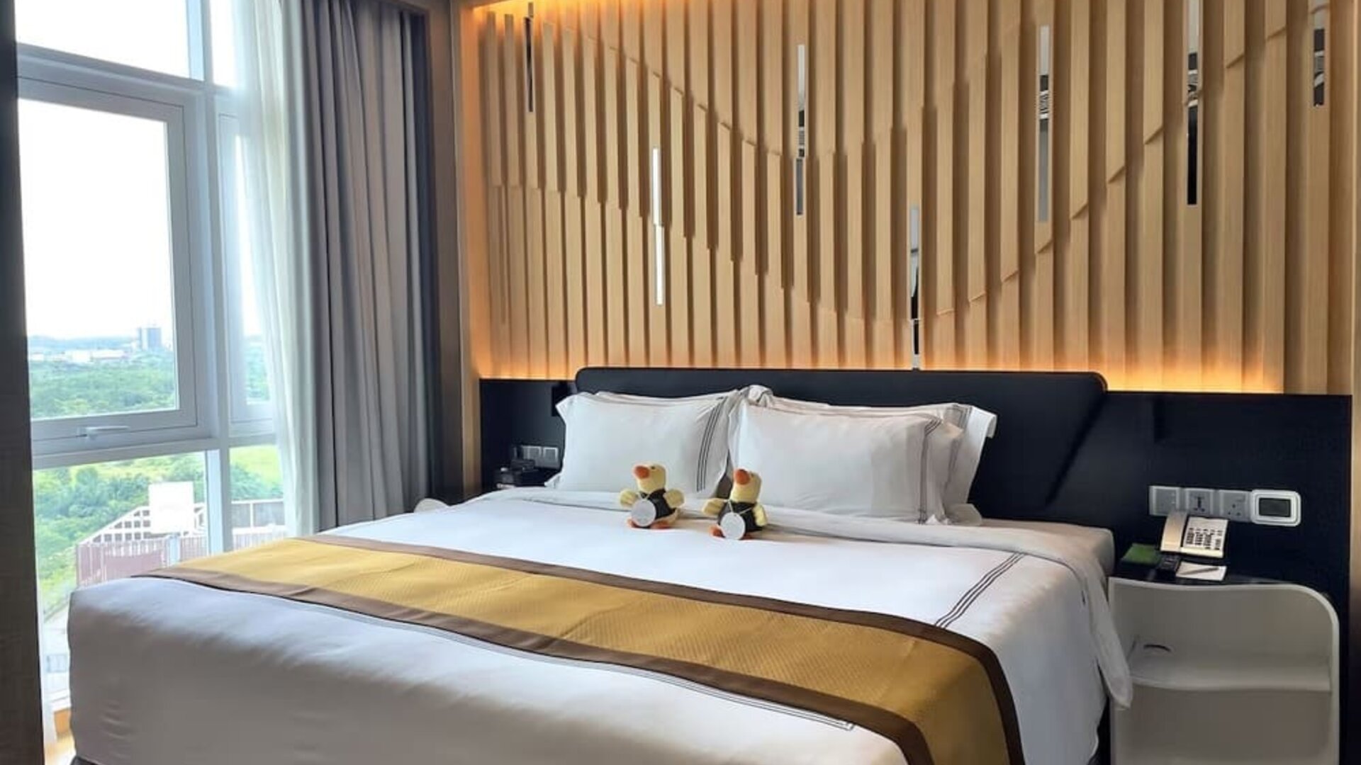 Romantic king room with natural light at Fraser Place Puteri Harbour.