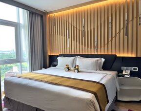 Romantic king room with natural light at Fraser Place Puteri Harbour.