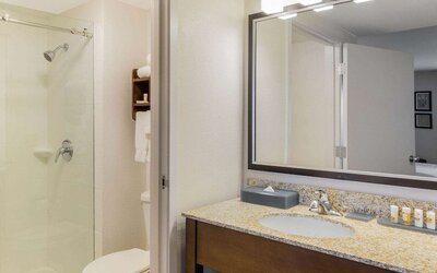La Quinta Inn & Suites by Wyndham Oakland - Hayward