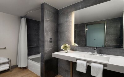 Room, 1 King Bed, Corner (Hearing Accessible)