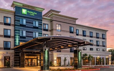 Suite, 1 King Bed, Accessible Bathtub (Mobility) - Breakfast for 2