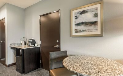 Suite, 2 Queen Beds, Accessible Bathtub (Mobility)