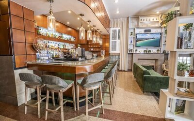 Social bar space at Chesterfield Hotel & Suites.