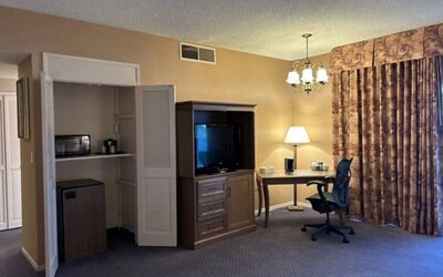 Piccadilly Inn Airport