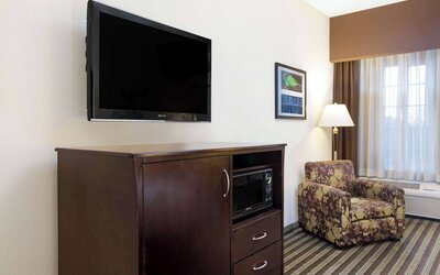 La Quinta Inn & Suites by Wyndham Fowler