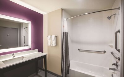 La Quinta Inn & Suites by Wyndham Dallas Northeast-Arboretum