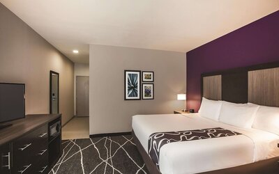 La Quinta Inn & Suites by Wyndham Dallas Northeast-Arboretum