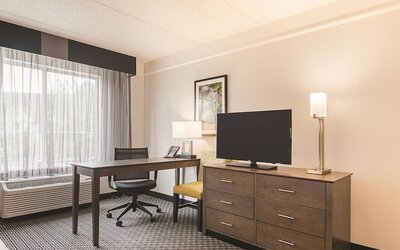 La Quinta Inn & Suites by Wyndham Dallas Plano West