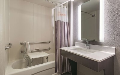 La Quinta Inn & Suites by Wyndham Dallas Plano West