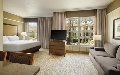 Studio Suite, 1 King Bed with Sofa bed, Courtyard View