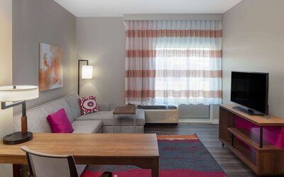 La Quinta Inn & Suites by Wyndham Greensboro Arpt High Point